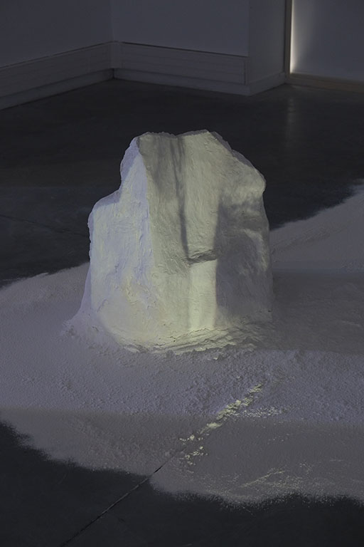 vue d'exposition_  sculpture et video_Depuis je me demande si les rochers s'ennuient_ Juliette Morisse